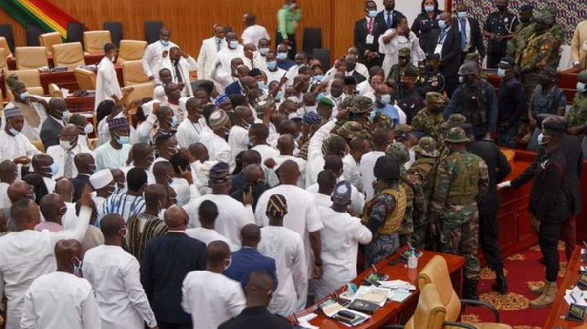 Gana Parlamentosu\'ndaki Meclis Başkanlığı seçimi çatışmaya dönünce ordu müdahale etti