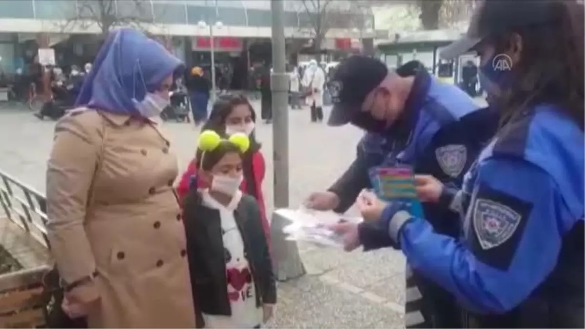 Son dakika haber... İnegöl\'de çocuklara maske ve bilgilendirme broşürü dağıtıldı