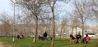 Kar yağışından ümidini kesen vatandaşlar sahilleri ve yeşil alanları doldurdu