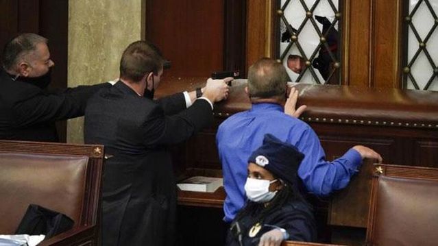 Tarihe tanıklık edeceksiniz! Fotoğraflarla saniye saniye ABD Kongresi baskını görüntüleri - Son Dakika Dünya