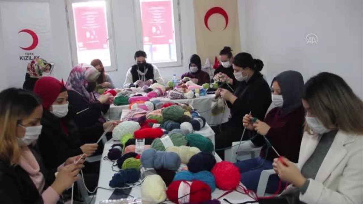 Türk Kızılay çocuklar için "bir yumak mutluluk" örüyor