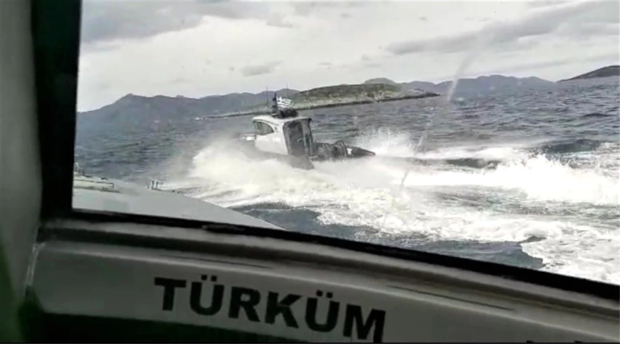 Kardak\'ta gerginlik: Karasuyu ihlali yapan 2 Yunan botu Türk karasularından çıkartıldı