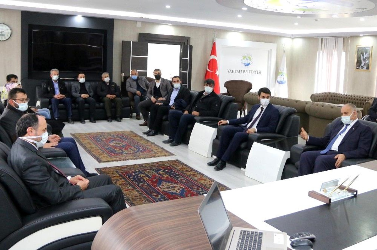 AK Parti Kayseri Milletvekili İsmail Karayel Yahyalı Belediyesi\'ni ziyaret etti