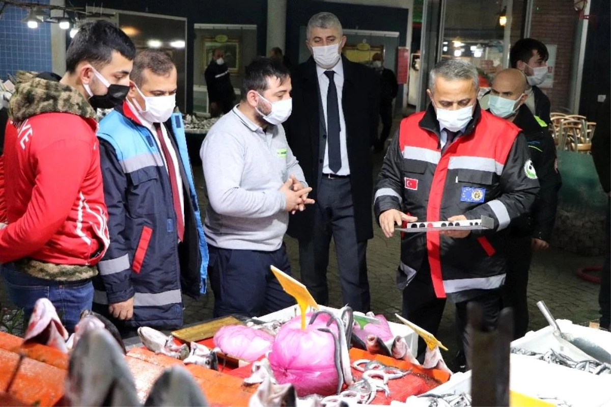 Av yasağının ardından tezgahlardaki hamsilerin boyları denetlenmeye başlandı