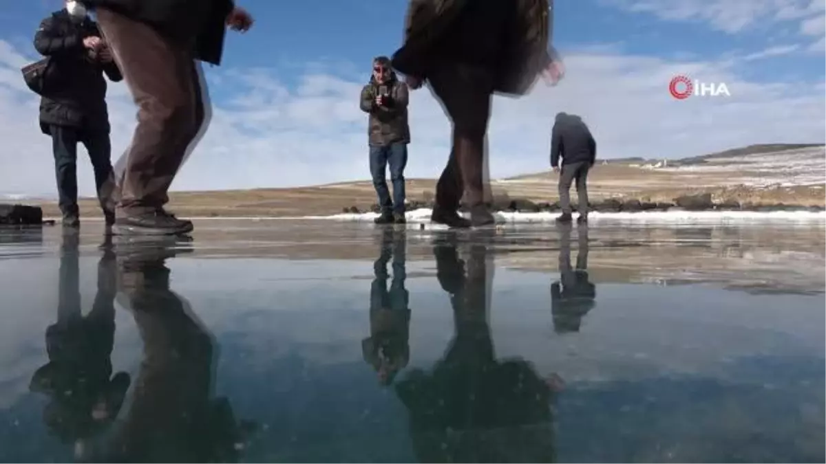 Son dakika haberleri... Çıldır Gölü masal diyarı gibi...Buz tutan gölde aşık oyunu oynayıp saz çaldılar, semaverde çay keyfi yaptılar