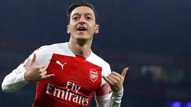 F.Bahçe'nin gündemindeki Mesut Özil, menajeri ile görüşmek için Londra'ya gitti