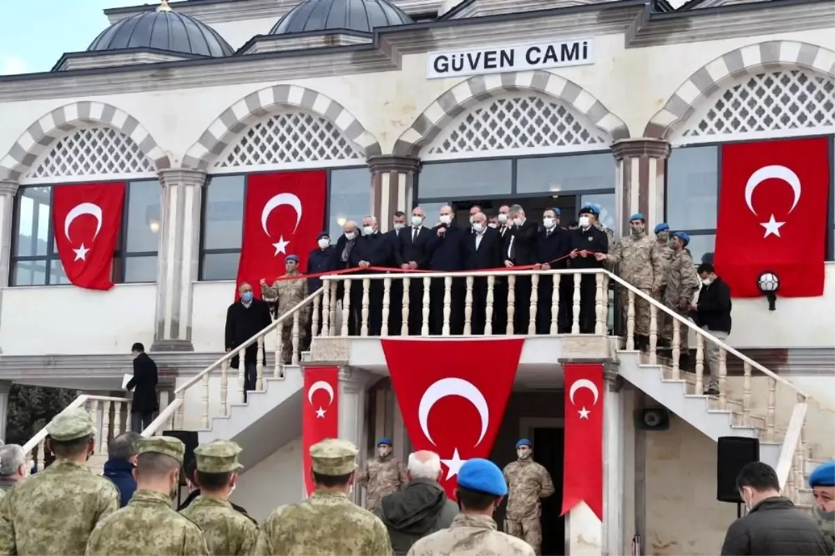 Yeni Foça Jandarma Komando Teröristle Mücadele Harekatı Okul Komutanlığında yaptırılan cami açıldı