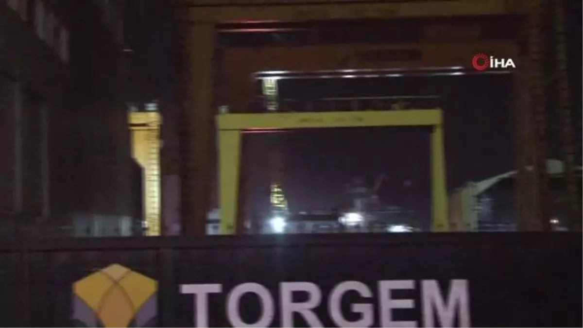 Son dakika haberleri! İstanbul Tuzla\'da Tersaneler bölgesinde bir gemide yangın çıktı. Bölgeye çok sayıda itfaiye ekibi sevk edildi.