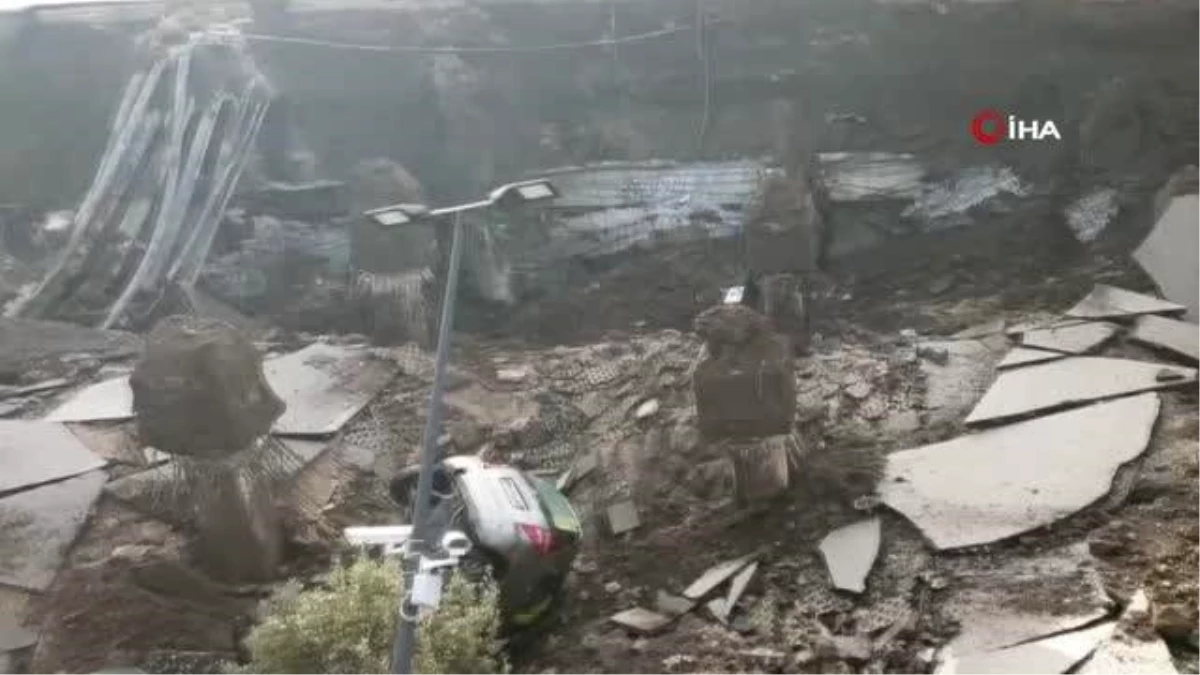 İtalya\'da açık otopark çöktü, araçlar göçük altında kaldı
