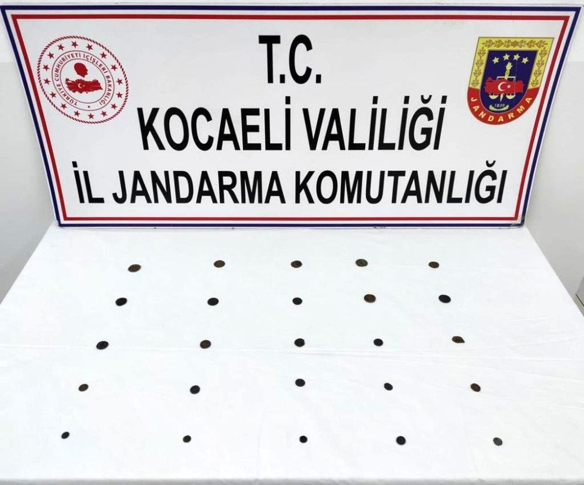 Kocaeli\'de yol kontrolünde durdurulan araçta 25 sikke ele geçirildi