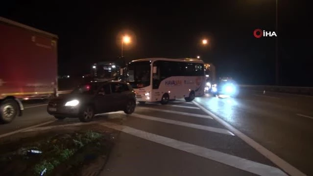 Kocaeli'de otomobil ile çarpışan tır TEM Otoyolu'nu trafiğe kapattı