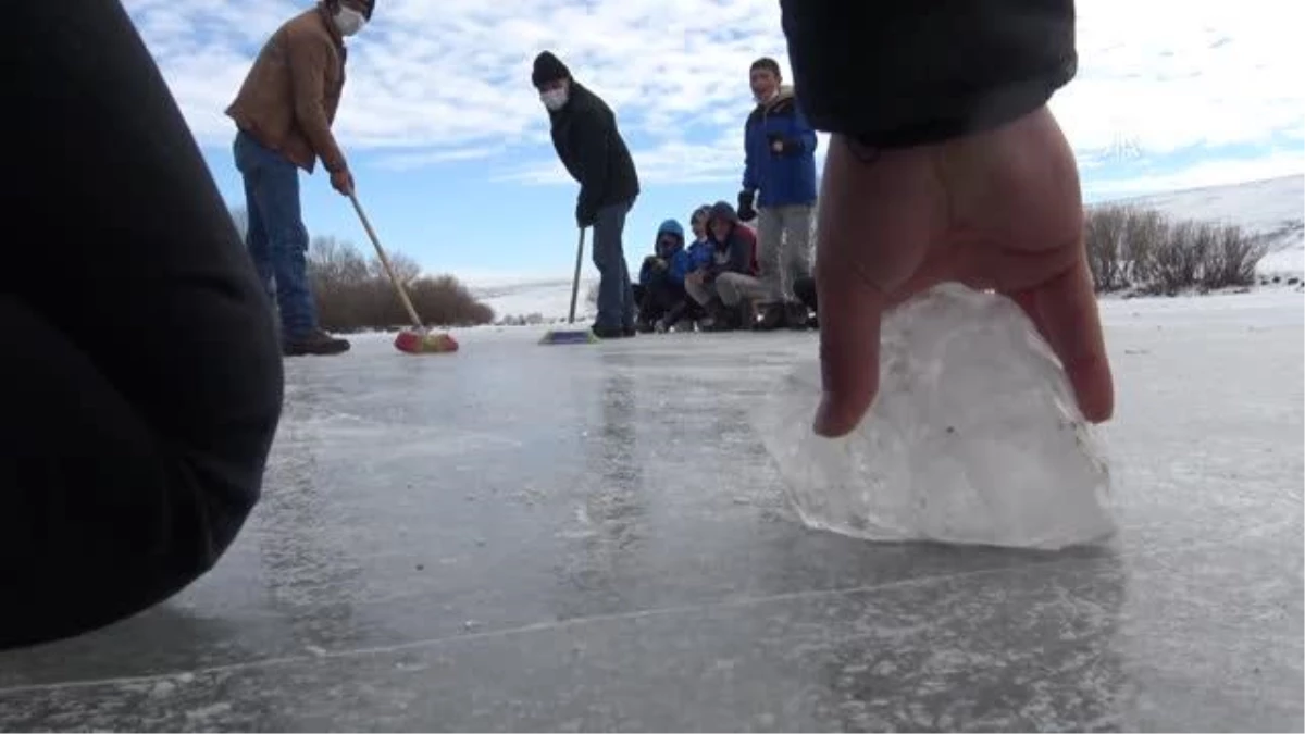 Köylülerin buz tutan Kars Çayı\'nda "curling" keyfi