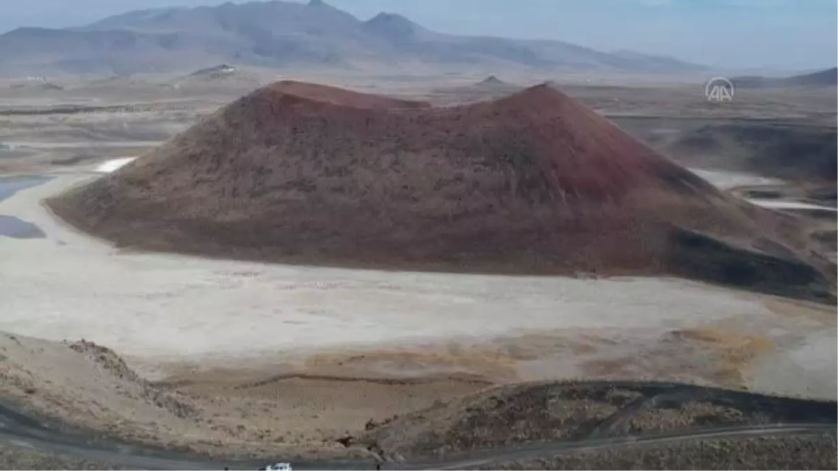 Kuruyan Meke Gölü çöle benzeyen görüntüsüyle ziyaretçilerini hayal kırıklığına uğratıyor