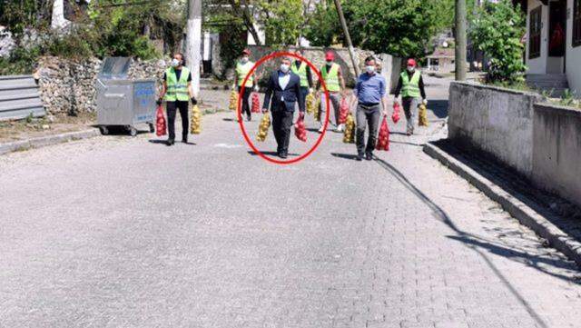 Makam aracını satıp öğrencilere destek olan belediye başkanı, bu kez de tarlada tohum serpti Makam aracını satıp öğrencilere destek olan belediye başkanı, bu kez de tarlada tohum serpti