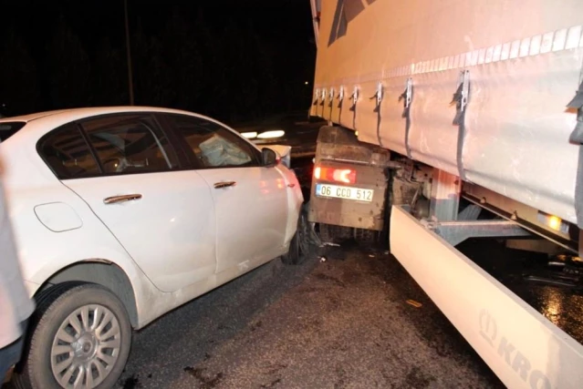 Kocaeli'de otomobil ile çarpışan tır TEM Otoyolu'nu trafiğe kapattı