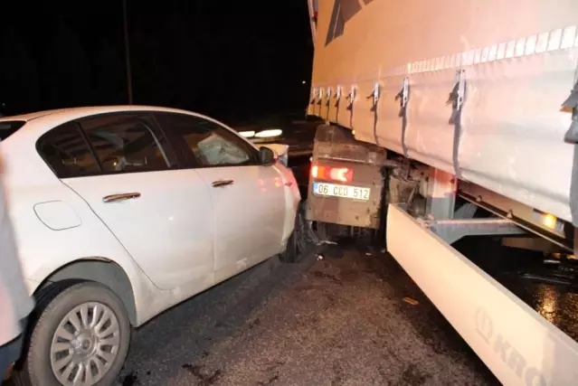 Kocaeli'de otomobil ile çarpışan tır TEM Otoyolu'nu trafiğe kapattı Kocaeli'de otomobil ile çarpışan tır TEM Otoyolu'nu trafiğe kapattı