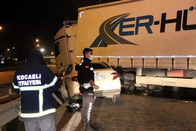 Kocaeli'de otomobil ile çarpışan tır TEM Otoyolu'nu trafiğe kapattı Kocaeli'de otomobil ile çarpışan tır TEM Otoyolu'nu trafiğe kapattı