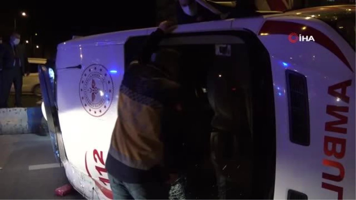 Çanakkale\'de ticari taksi ile ambulans çarpıştı: 5 yaralı
