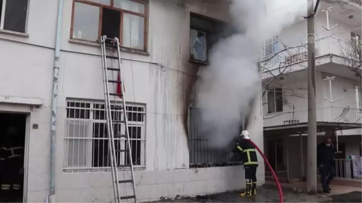 Son dakika haber... Yangın çıkan iki katlı evde hasar oluştu