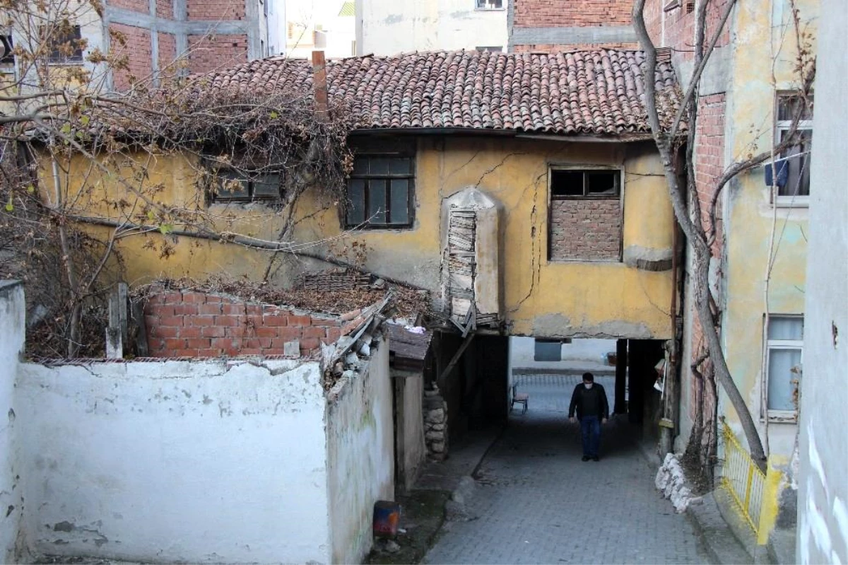 225 yıllık ahşap binanın altından sokak geçiyor