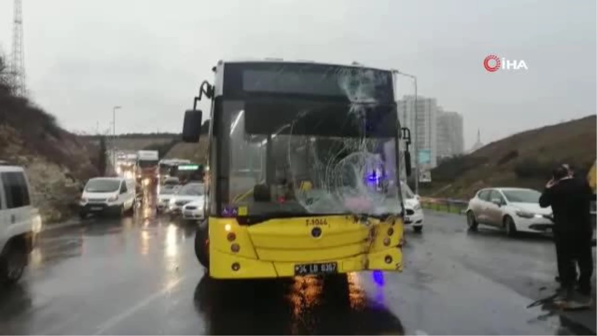 Altınşehir\'de belediye otobüsü ile hafriyat kamyonu çarpıştı