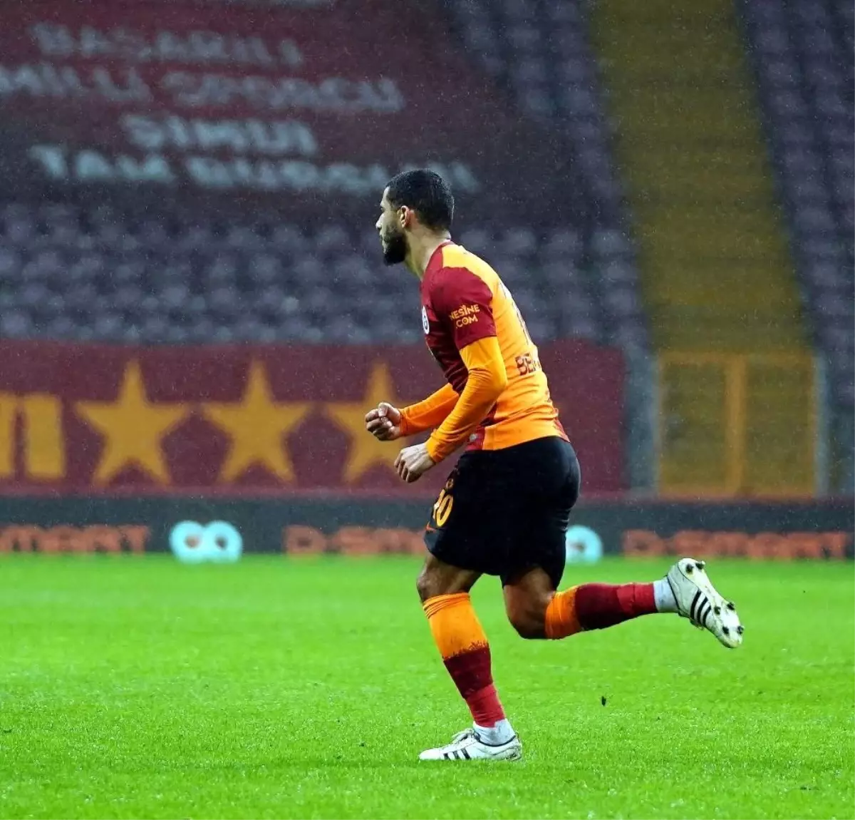 Belhanda hat-trick yaptığı topu aldı