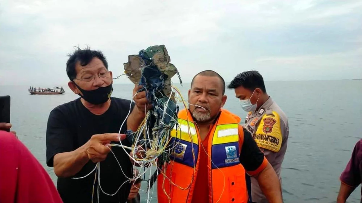 Endonezya\'da radardan çıkan yolcu uçağı düştü