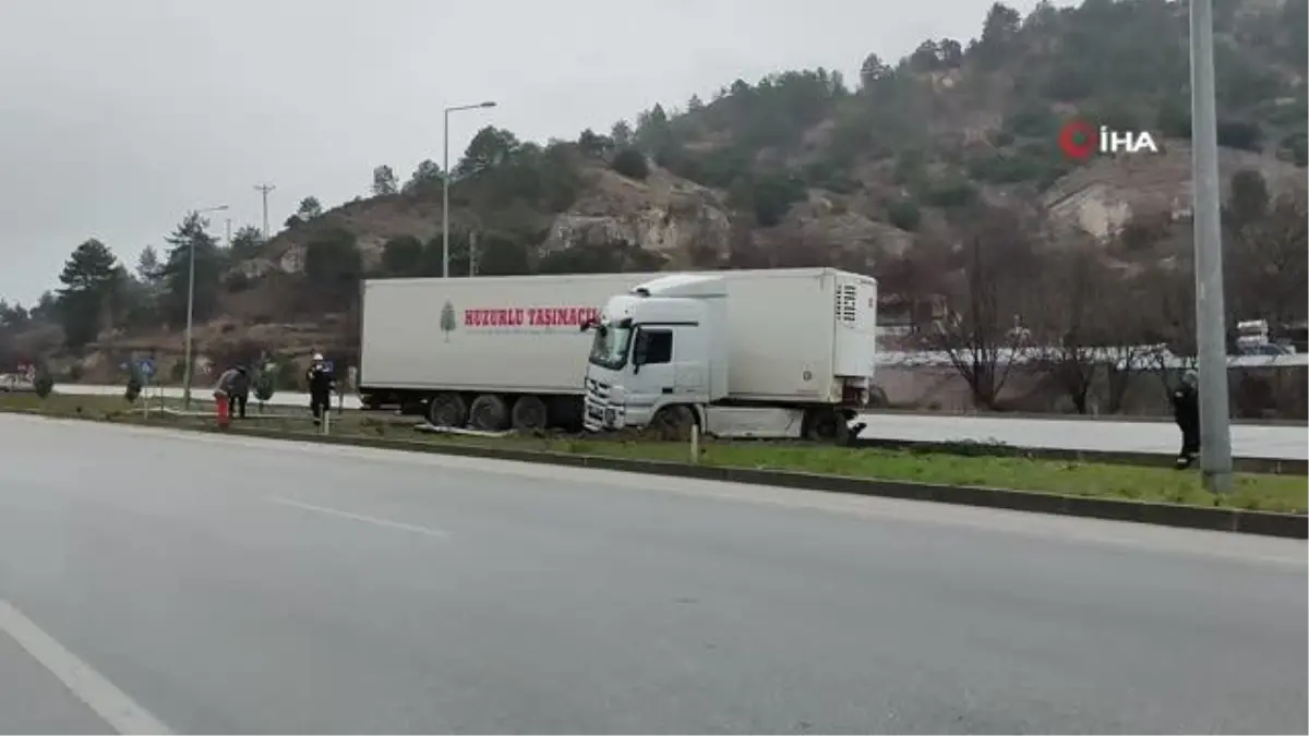 Facianın eşiğinden dönüldü...Kaygan yolda kontrolden çıkan tır orta refüje girdi