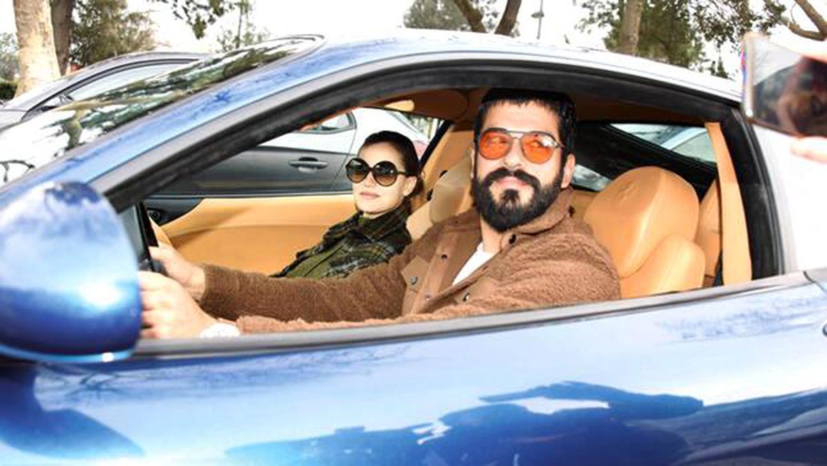 Fahriye Evcen ve Burak Özçivit yeni otomobilleriyle
