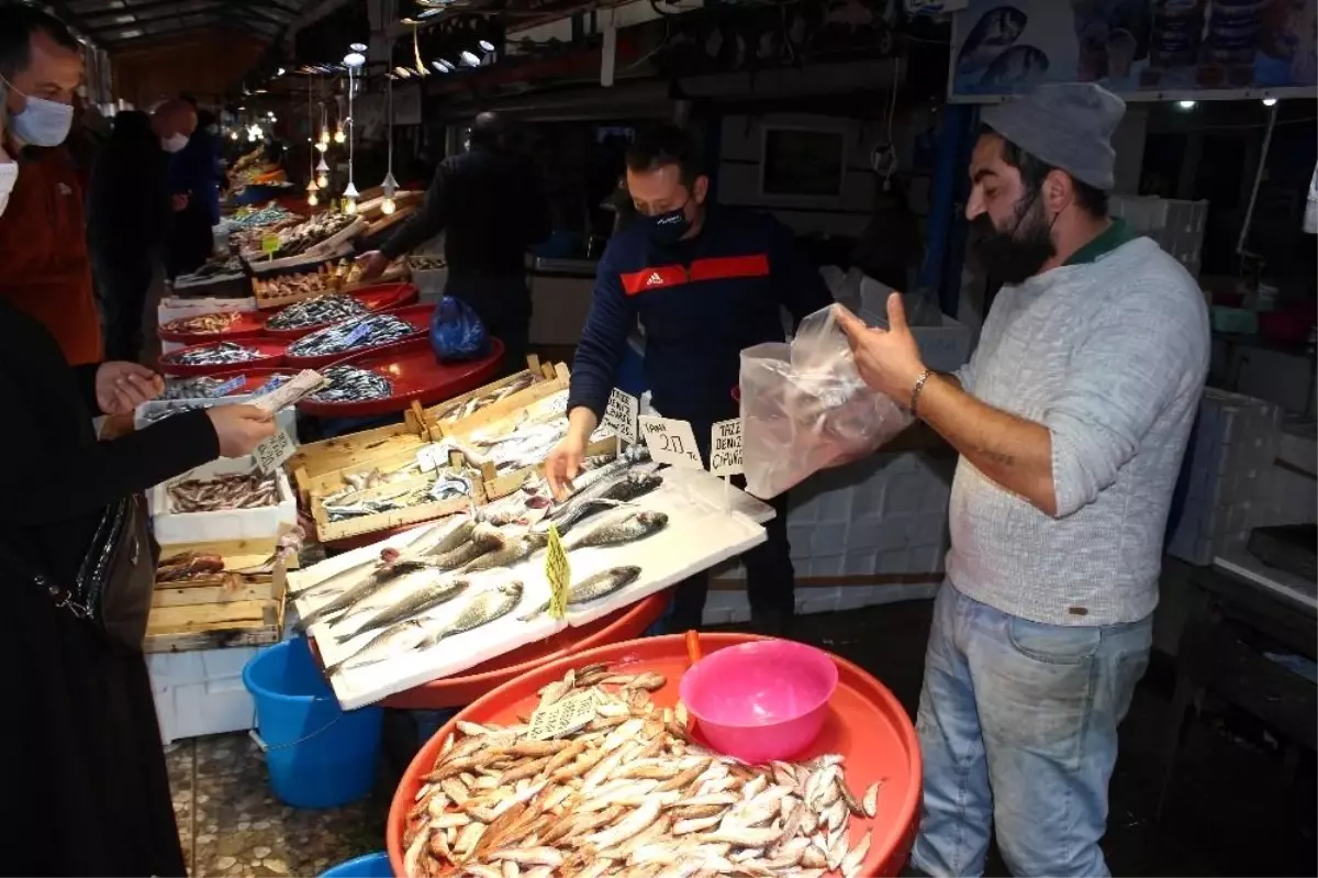 Hamsi yasağı gelince vatandaşlar balık haline akın etti