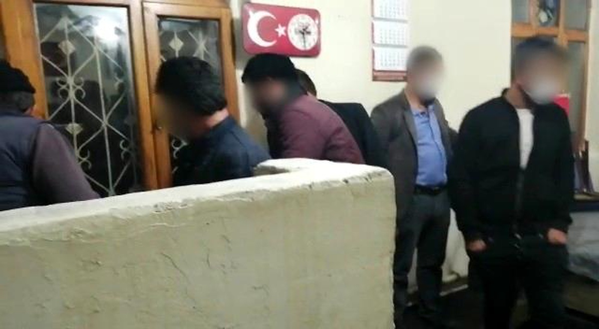 Kahvehanede oturan 11 kişiye 38 bin lira ceza