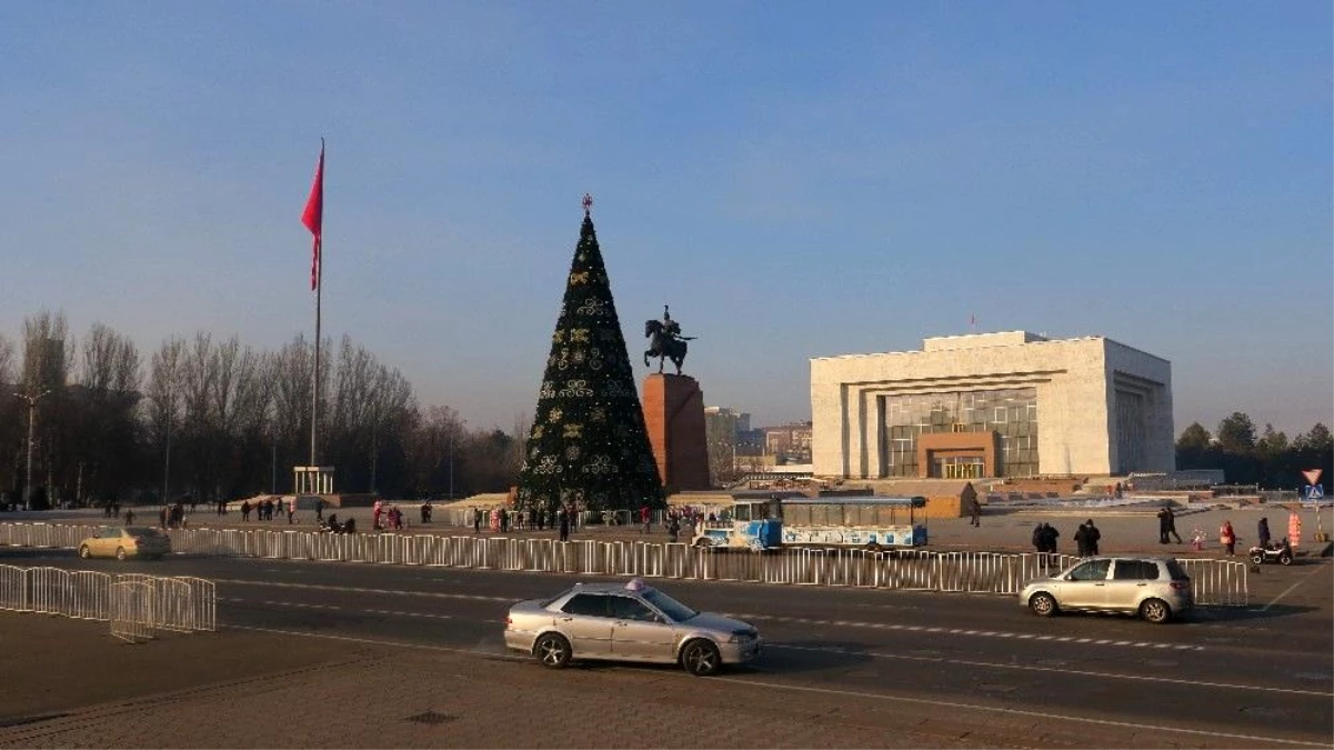 Kırgızistan halkı yarın cumhurbaşkanlığı seçimi ve referandum için sandık başına gidecek
