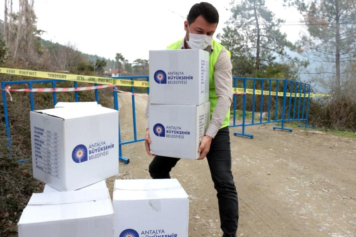 Serik\'te karantinadaki mahalleye gıda yardımı yapıldı