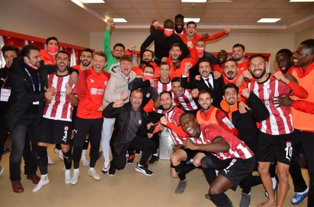 Sivasspor\'dan galibiyet pozu!