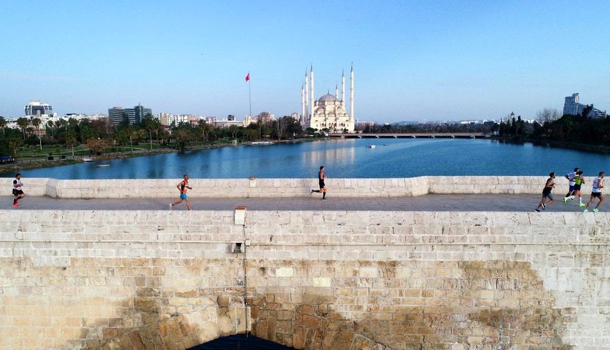 Adana Kurtuluş Yarı Maratonu\' kentin tarihi dokusunu yansıttı