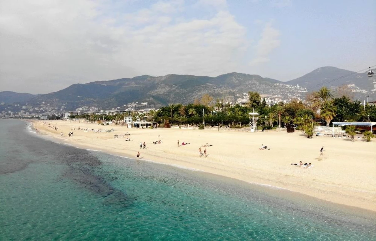 Alanya\'da kısıtlamadan muaf turistler plajları doldurdu