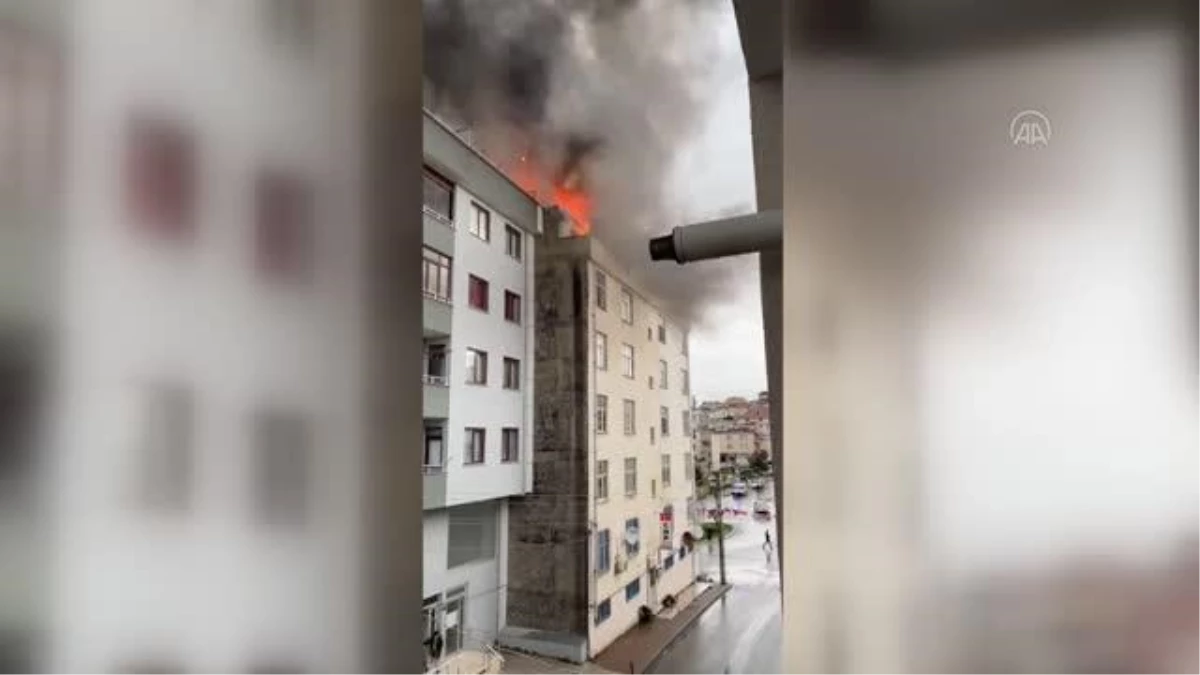 Bir binanın çatısında çıkan yangın söndürüldü