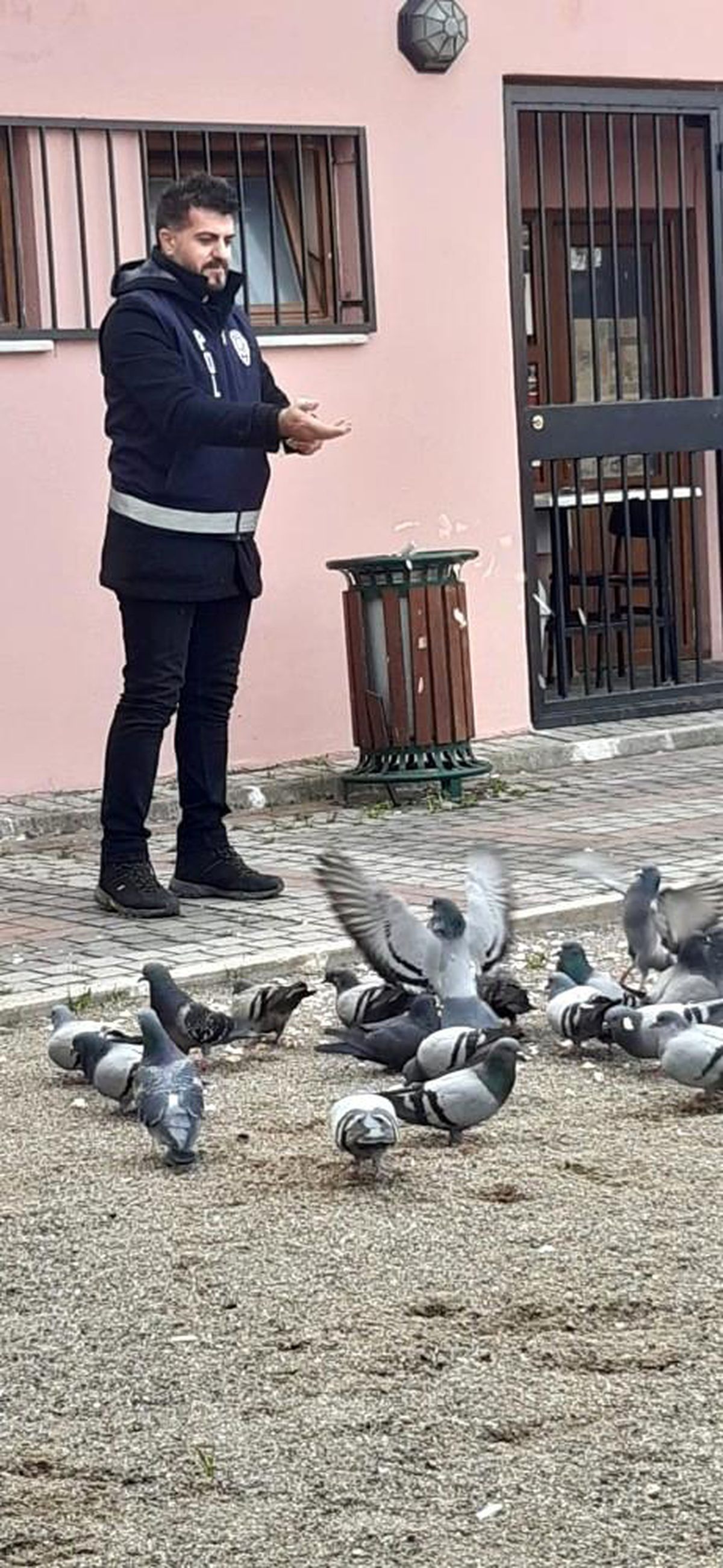 Bursa\'da sokak hayvanlarına polisten şefkat eli