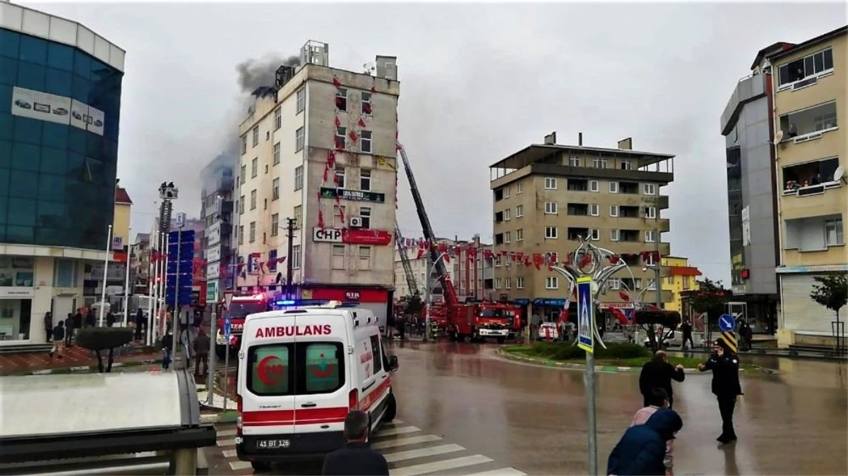 CHP teşkilatının bulunduğu binanın çatısı alev alev yandı