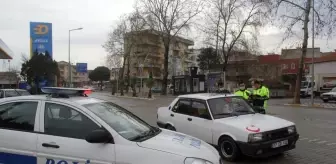 Ezine'de sokağa çıkma kısıtlamalarına uyuluyor