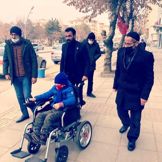 Εγγονός του Βετεράνου της τελευταίας στιγμής, η χαρά του αναπηρικού αμαξιδίου με μπαταρία παιδιού