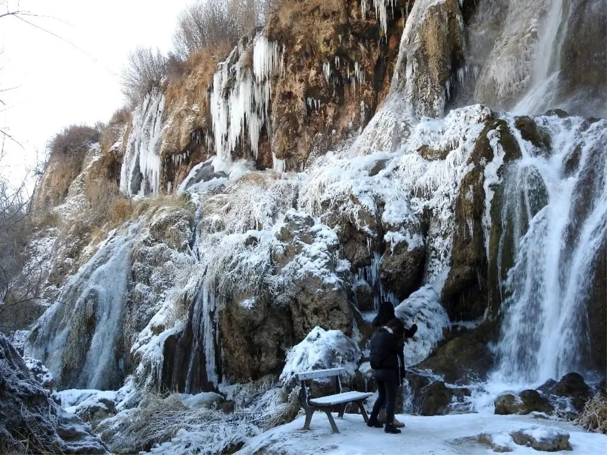 Girlevik Şelalesi kısmen buz tuttu