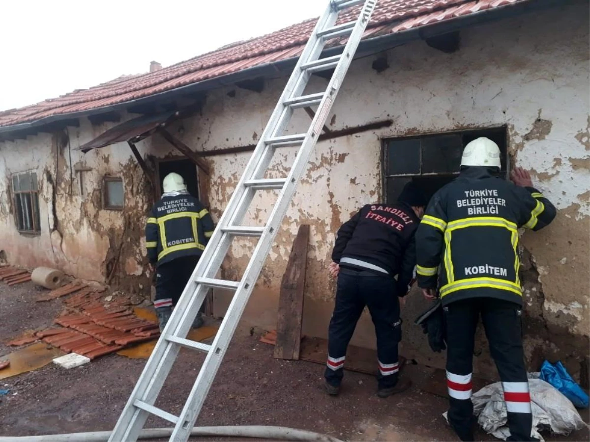 İki katlı ev yangında kullanılamaz hale geldi