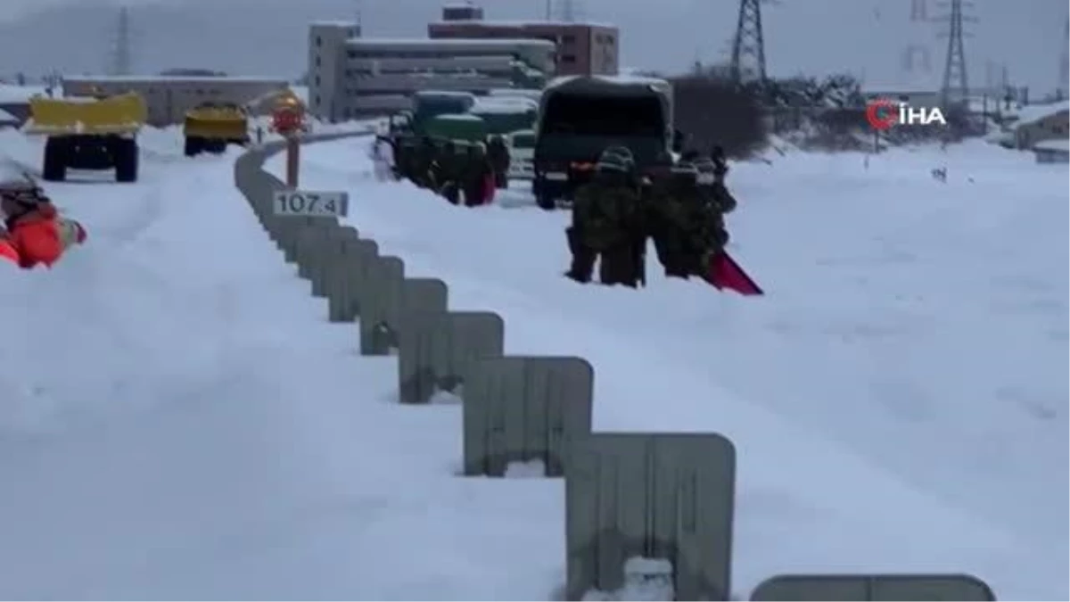 Son dakika haberi: Japonya\'da kar yağışı nedeniyle yüzlerce araç yolda kaldı, 1 kişi öldü