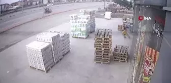 Kağıt toplayan genç yolun karşısına geçmeye çalıştı, motosiklet böyle çarptı