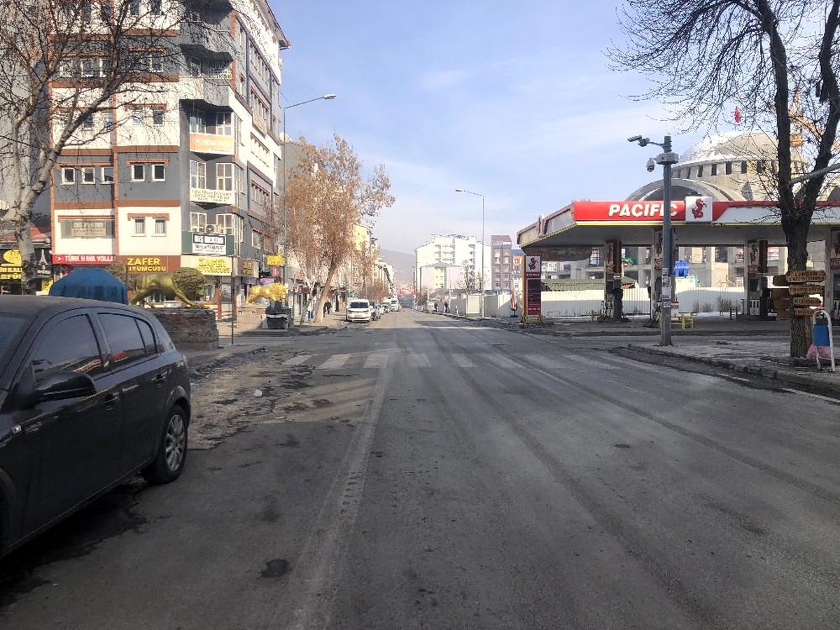 Kars\'ta vatandaşlar kısıtlamaya destek vererek evlerinde kalıyor