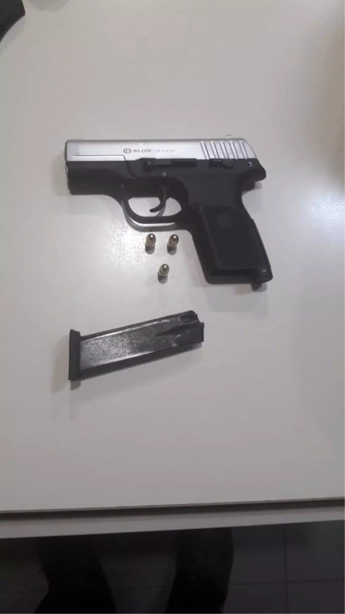 Son dakika haber... Polisin \'dur\' ihtarına uymayan araçtan 2 ruhsatsız tabanca çıktı