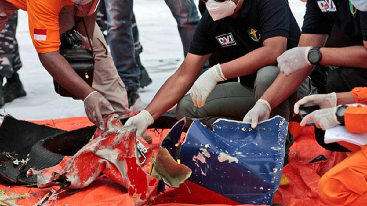 Endonezya\'da denize düşen yolcu uçağına ait kara kutunun yeri tespit edildi