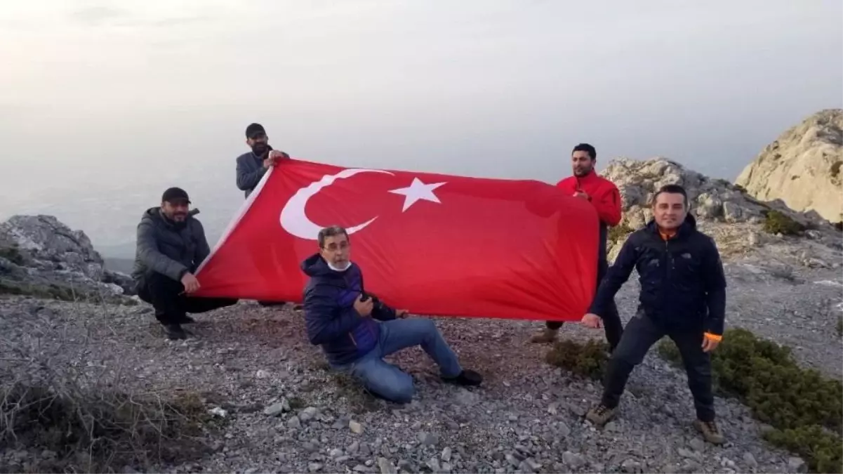 Zirveye tırmanan gazeteci ve idareciler hava muhalefetine takıldıManisa\'da 10 Ocak Çalışan Gazeteciler ve İdareciler Günü dolayısıyla Spil...