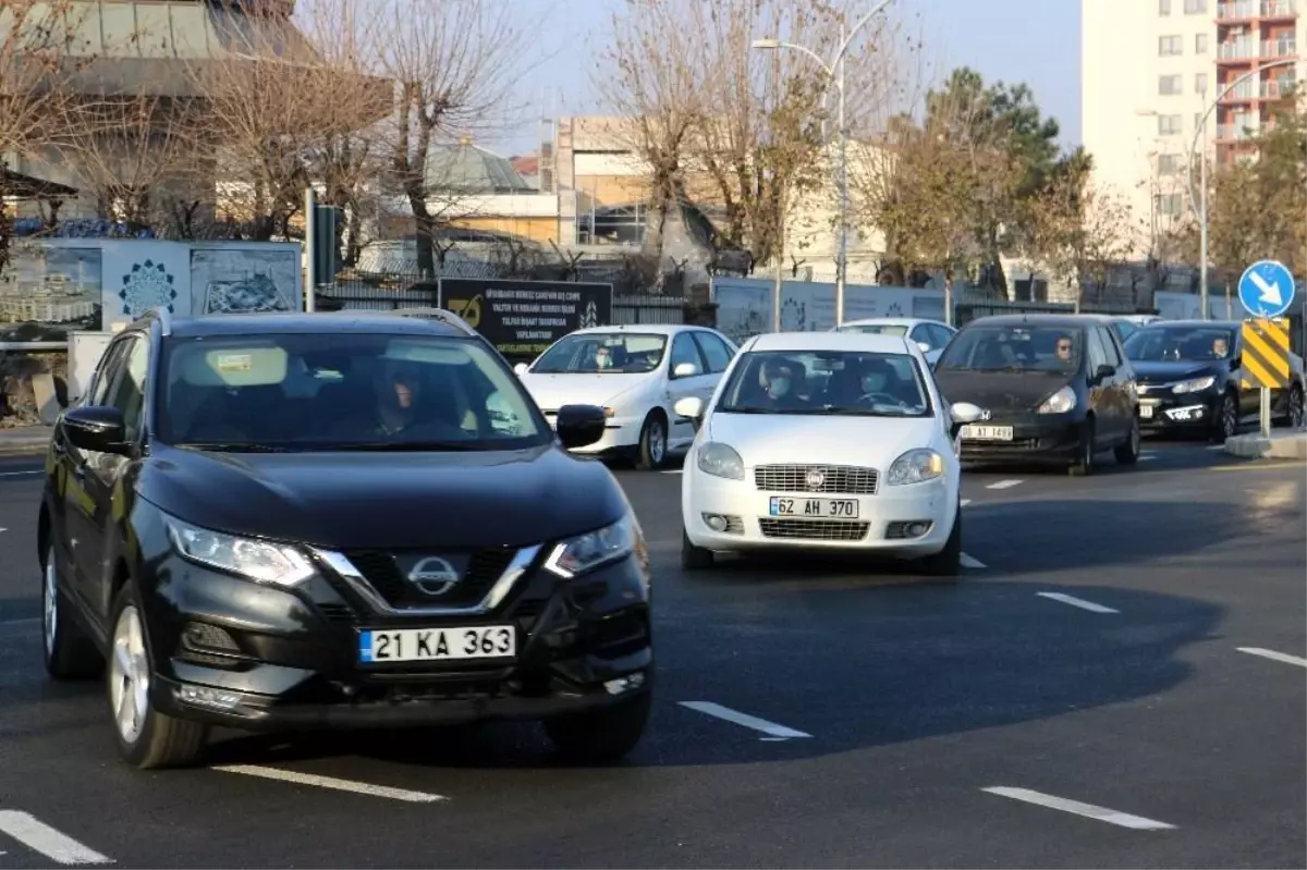 56 saatlik kısıtlama bitti Diyarbakır\'da trafik yoğunluğu başladı